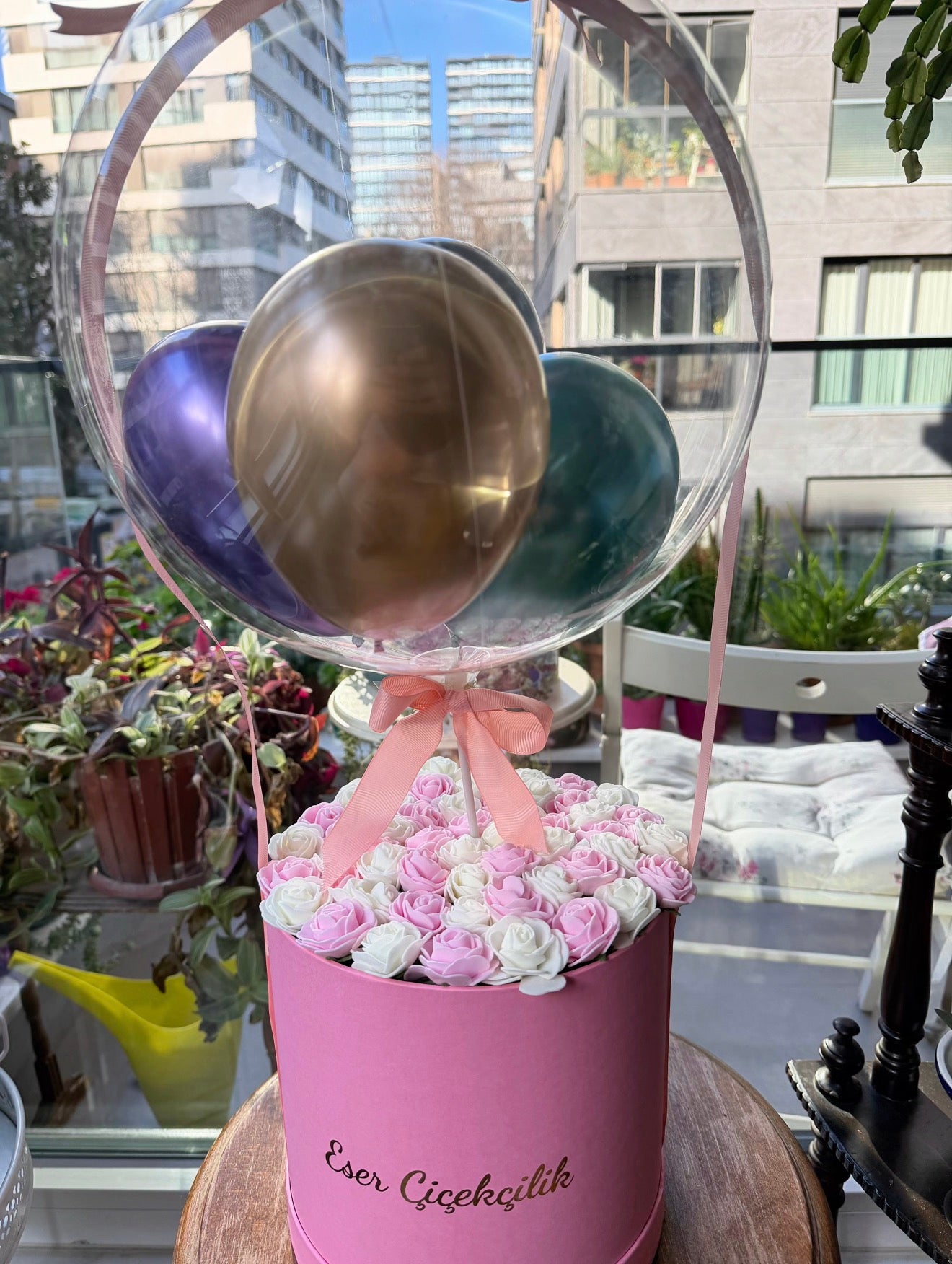 Pembe Kutuda Pembe - Beyaz Güller Balon Aranjmanı