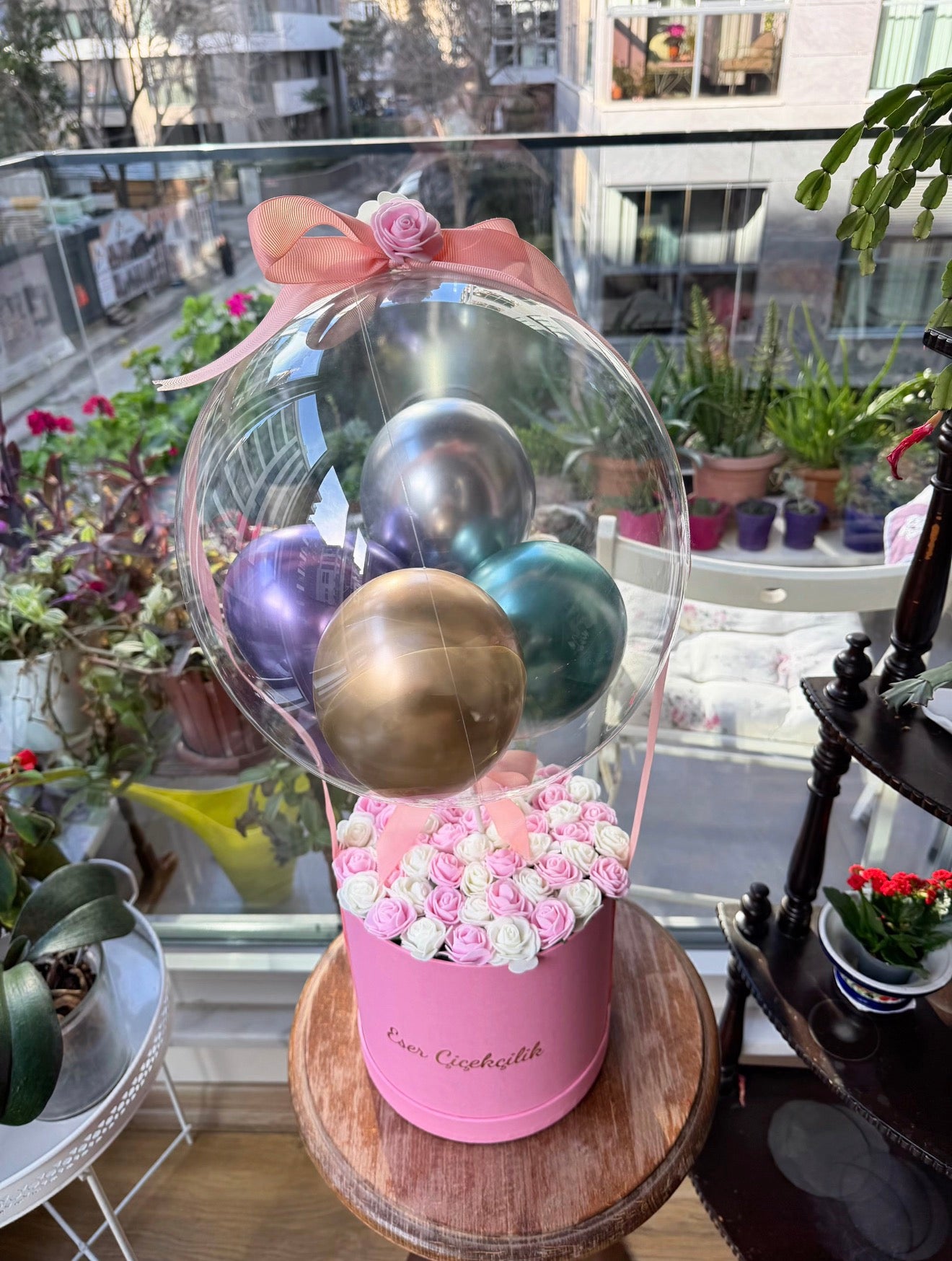 Pembe Kutuda Pembe - Beyaz Güller Balon Aranjmanı