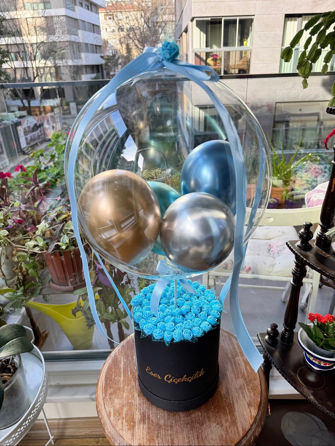 Siyah Kutuda Mavi Güller Balon Aranjmanı