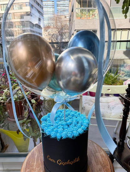Siyah Kutuda Mavi Güller Balon Aranjmanı