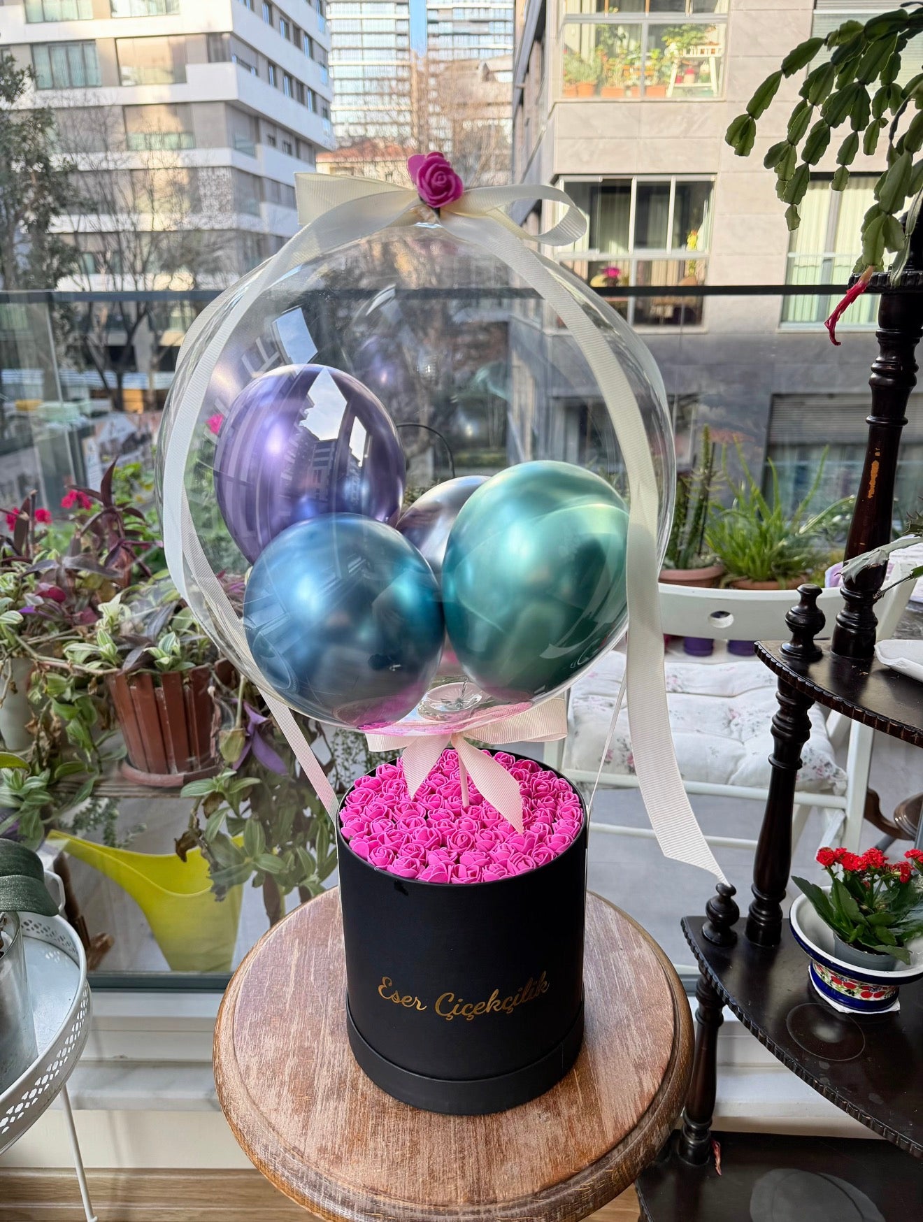 Siyah Kutuda Fuşya Güller Balon Aranjmanı