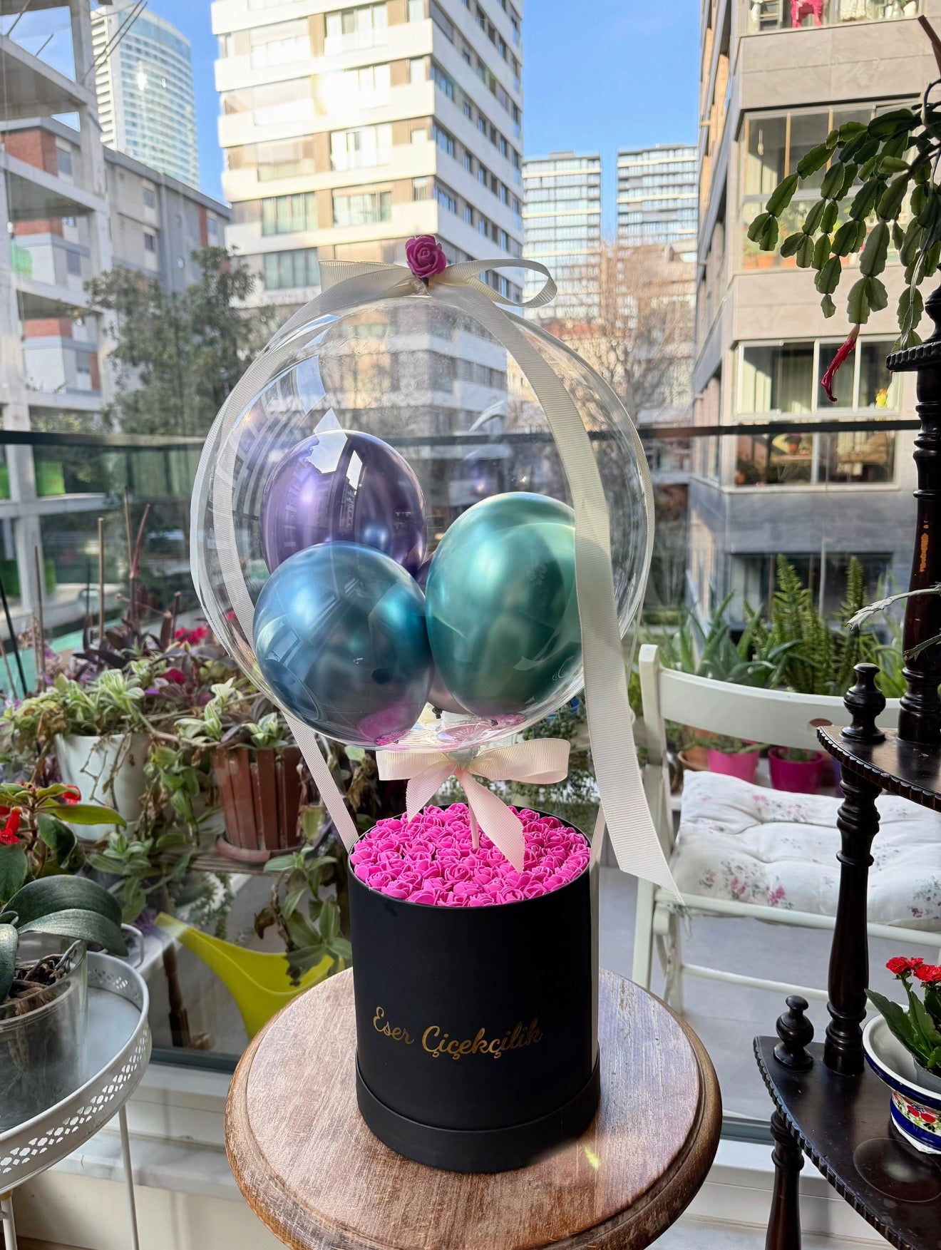 Siyah Kutuda Fuşya Güller Balon Aranjmanı