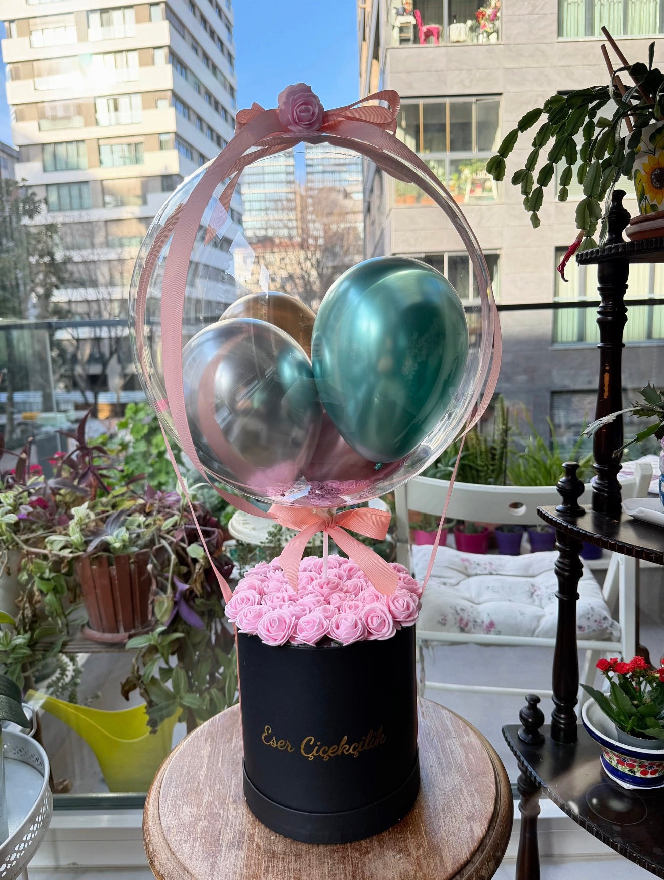 Siyah Kutuda Pembe Güller Balon Aranjmanı