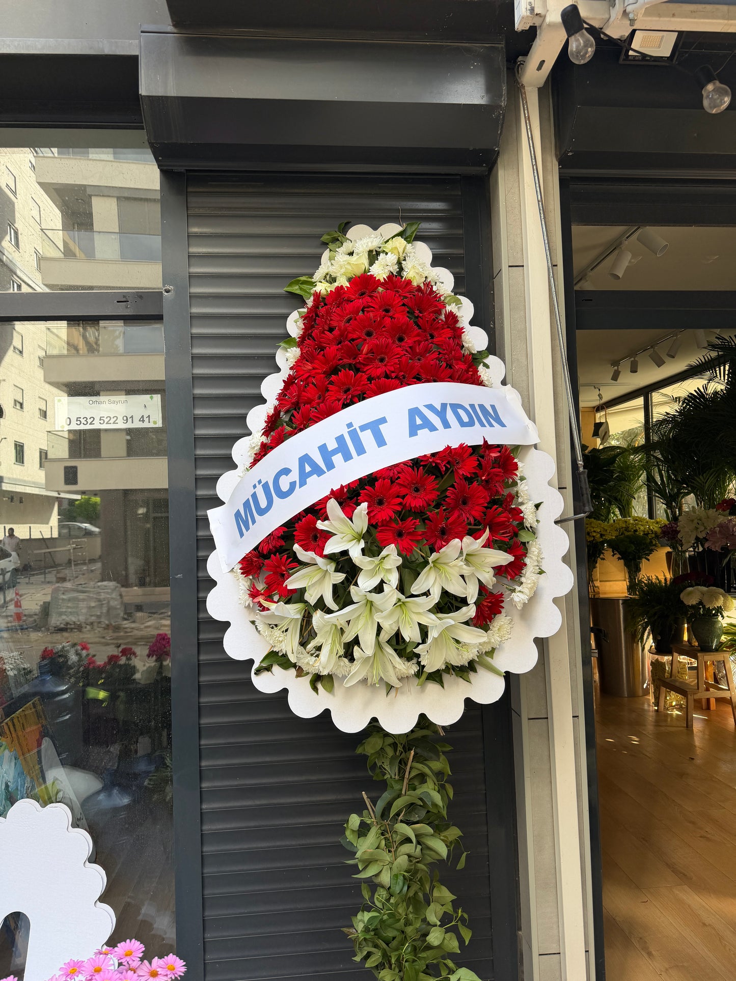 Kırmızı Gerbera Beyaz Lilyum Ayaklı Sepet