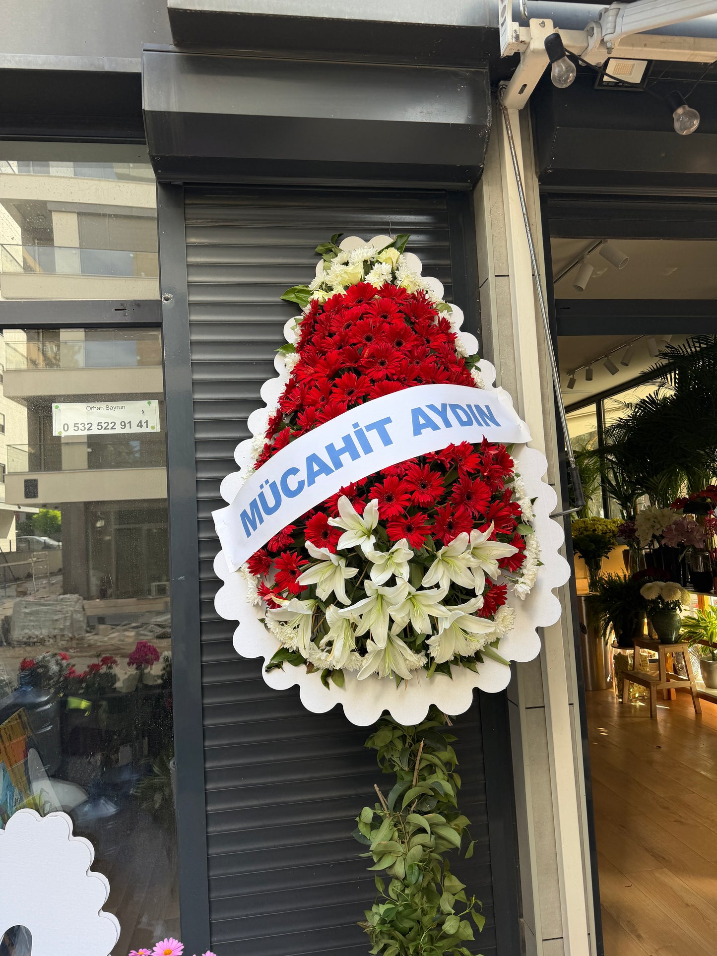 Kırmızı Gerbera Beyaz Lilyum Ayaklı Sepet