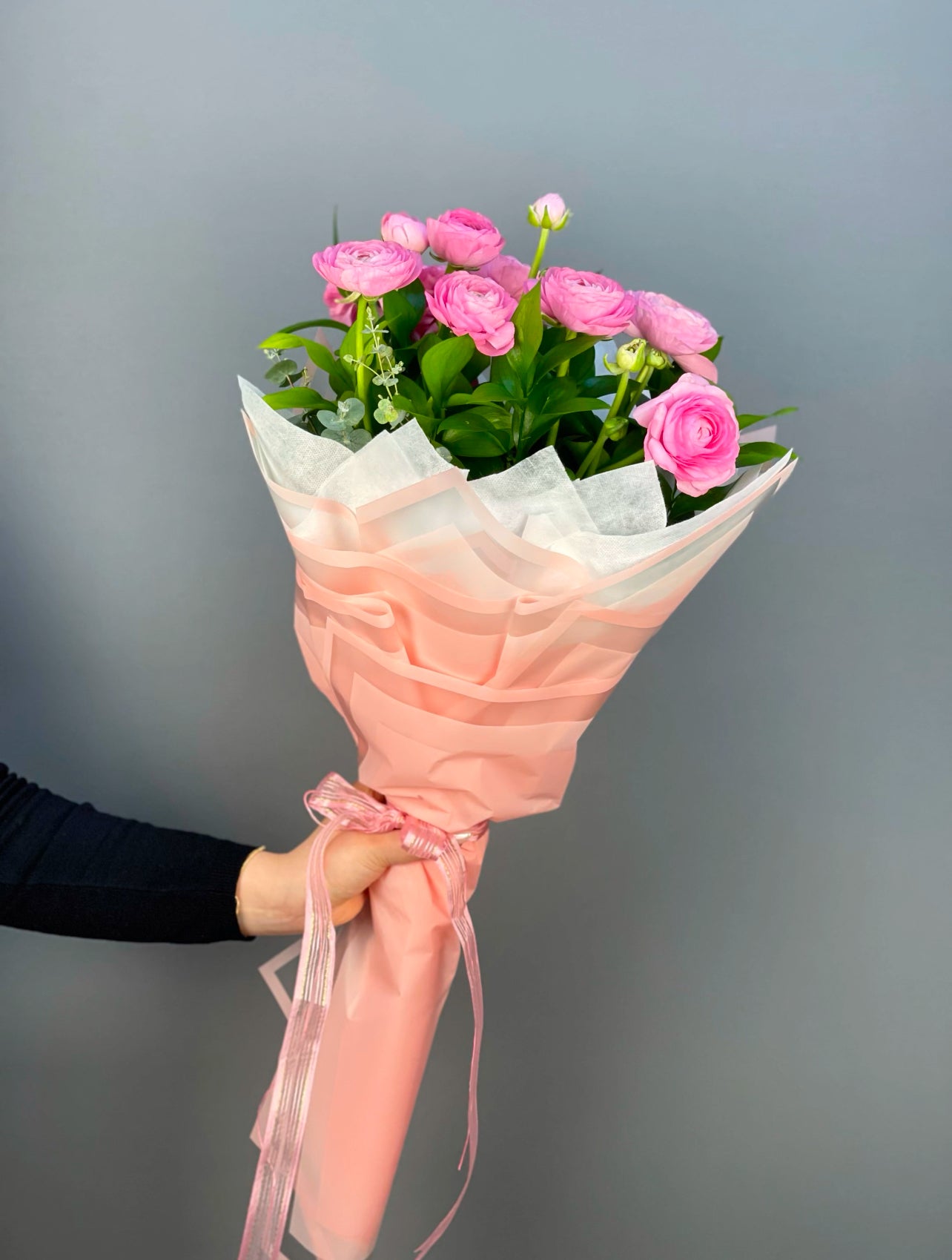 Özel anlar için Rosy Elegance El Buketi; romantik pembe erengüller ve yeşil ruskusun büyüleyici uyumu.