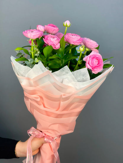 Rosy Elegance El Buketi: 10 adet taze pembe erengül ve ruskus ile hazırlanmış, şık pembe ambalajlı zarif bir el buketi.