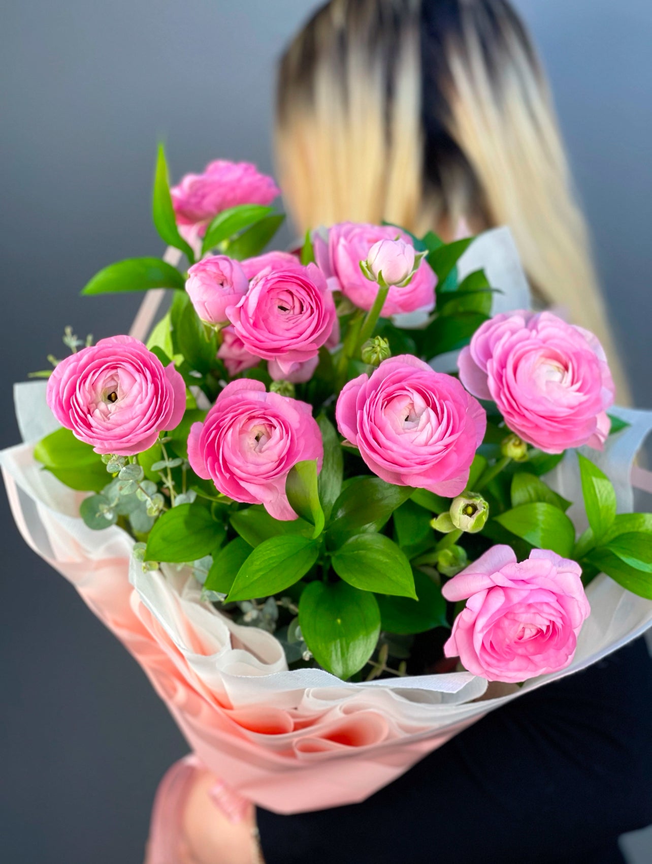 Taptaze pembe erengüller ve zarif ambalajıyla Rosy Elegance, hediye etmek için mükemmel bir seçim.