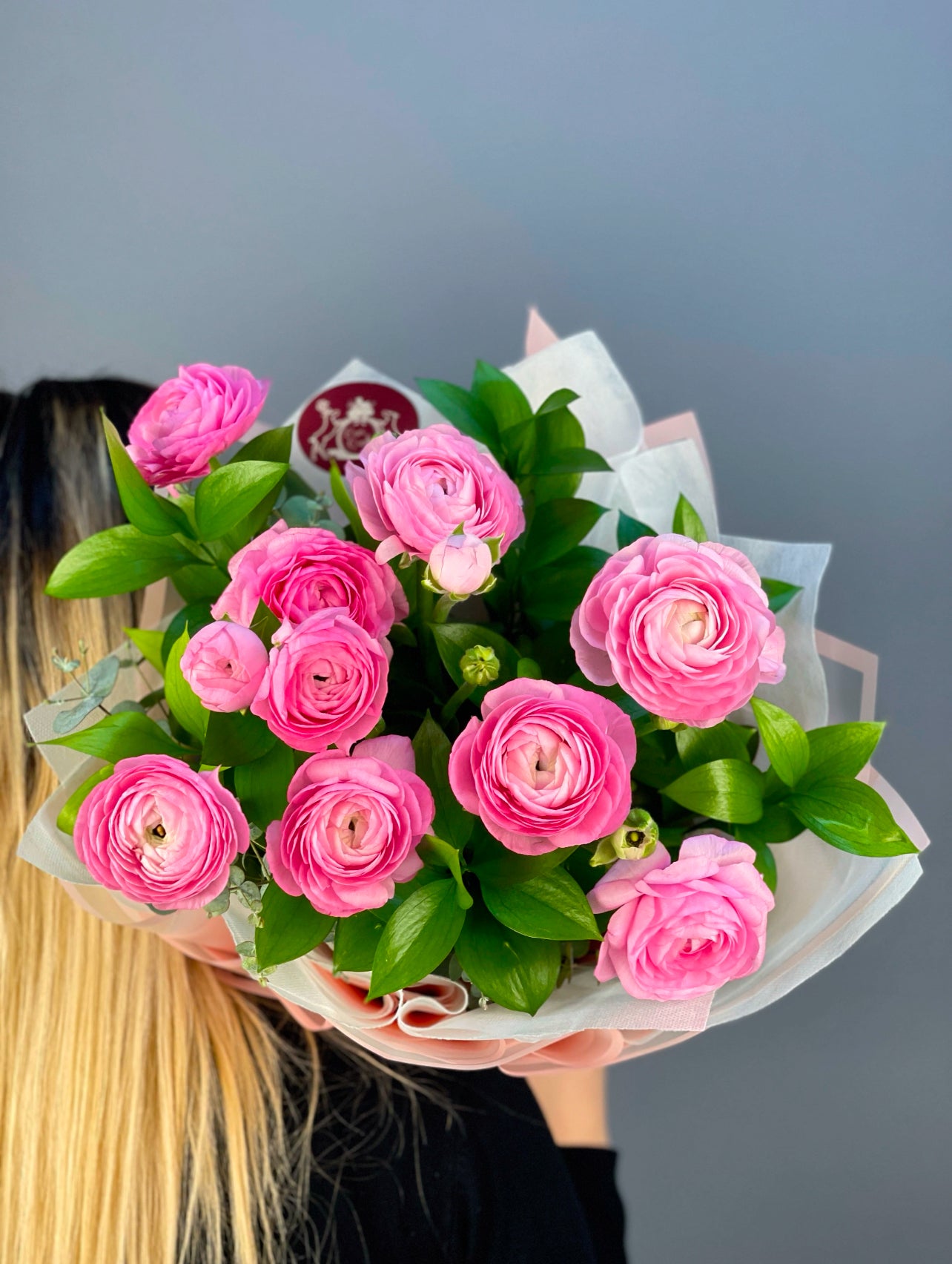 Rosy Elegance El Buketi, pembe çiçekler ve zarif dokusuyla romantik hediyeler için ideal.