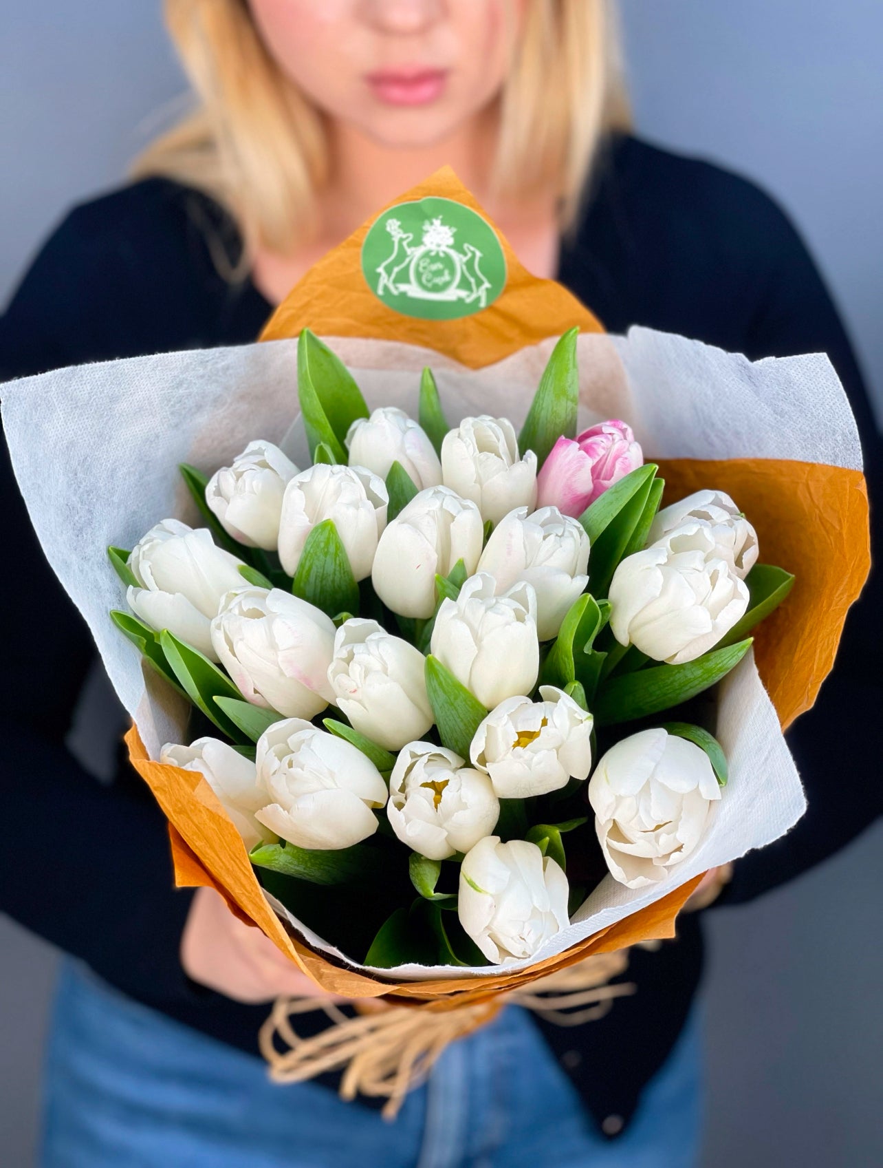 Beyaz lalelerin saflığı ve tek pembe lalenin romantik dokunuşuyla öne çıkan şık el buketi.