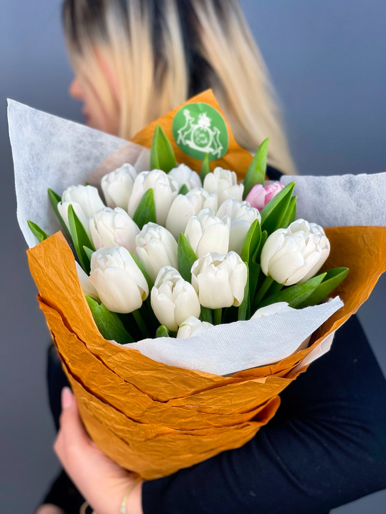Pearl Bloom El Buketi: 19 beyaz lale ve tek pembe lale ile hazırlanan zarif el buketi.