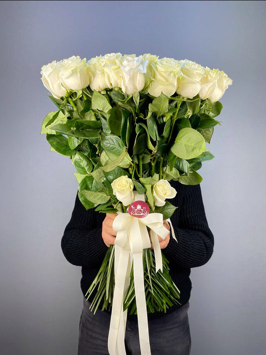 67 adet beyaz gülden oluşan Celestial Radiance 67 White Rose Bouquet'un yakın çekim detayları, zarafeti ve özenli düzeniyle dikkat çekiyor.