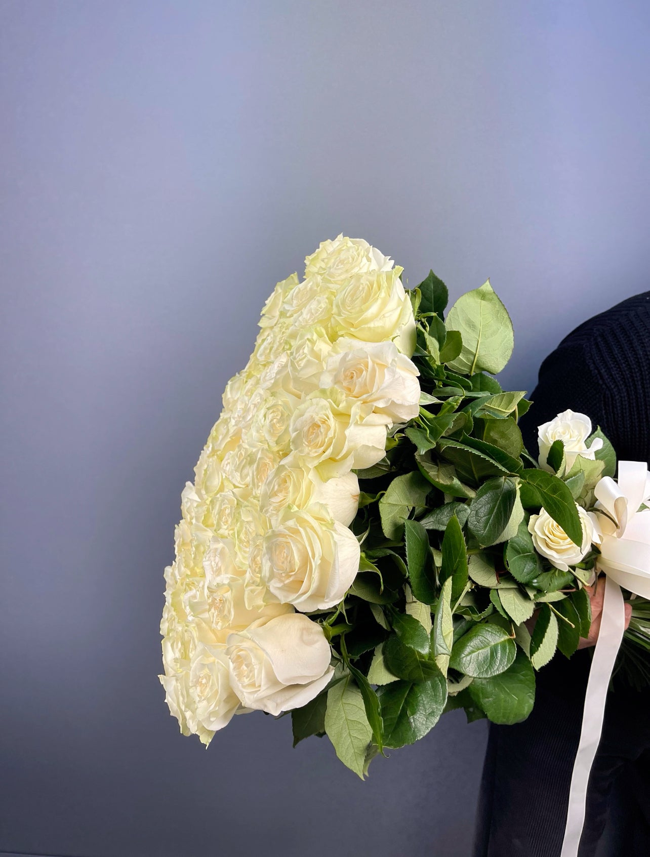 Detaylarıyla öne çıkan Celestial Radiance 67 White Rose Bouquet, beyaz güllerin uyumlu düzeniyle dikkat çekici bir aksan oluşturuyor.
