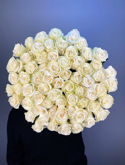 Celestial Radiance 67 White Rose Bouquet, zarif beyaz güllerin oluşturduğu modern ve romantik bir atmosfer sunarak özel günler için ideal bir tercih.