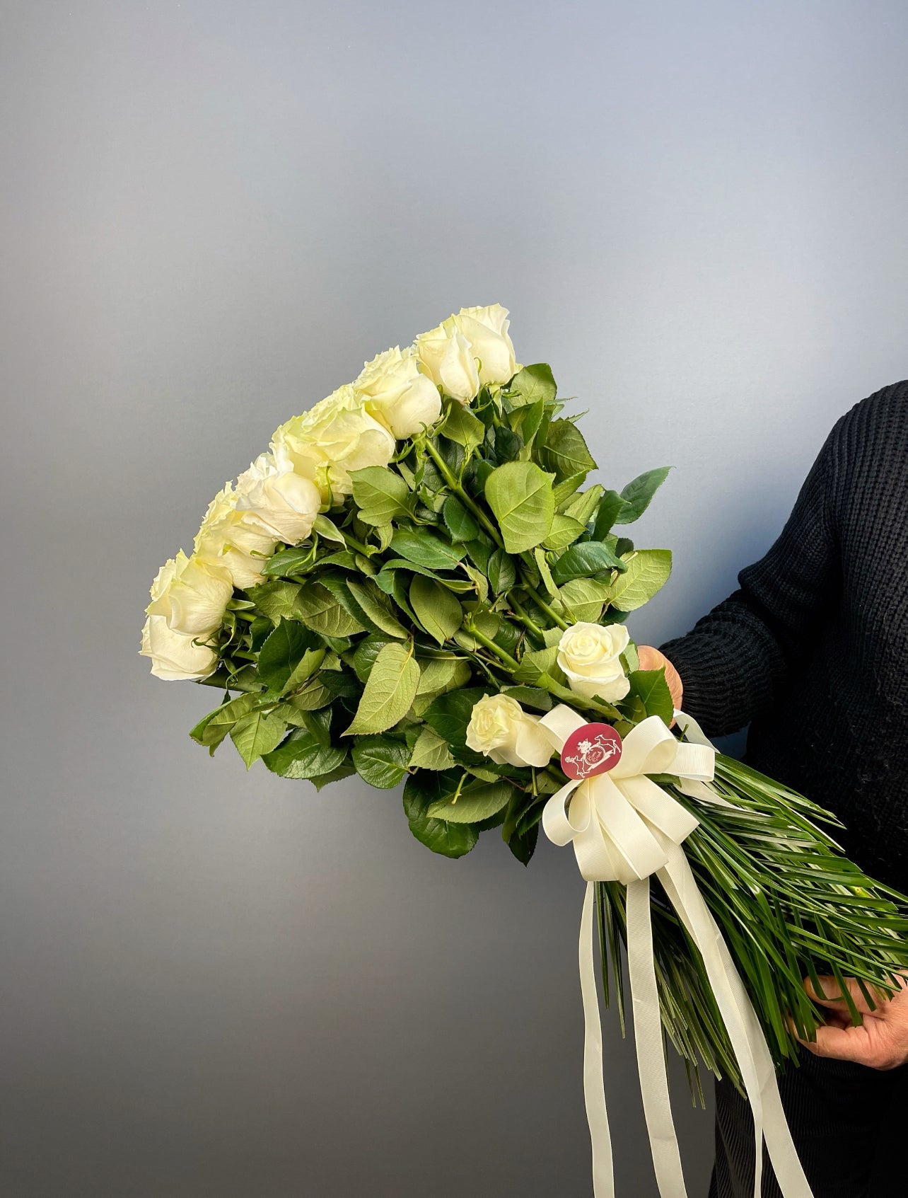 Romantik ve şık tasarımıyla Celestial Radiance 67 White Rose Bouquet, geniş açıyla çekilmiş genel görünümüyle estetik bir dokunuş sağlıyor.