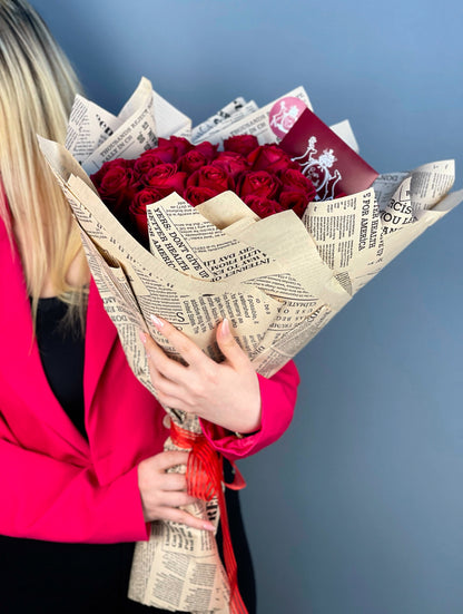 Crimson Elegance 30 Kırmızı Gül Buketi, romantik bir hediye için ideal.
