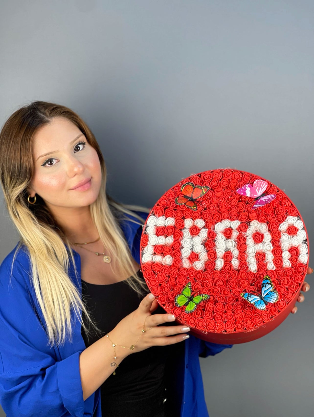 Yan açıdan kırmızı kutuda kırmızı güller ve beyaz harf detayı
