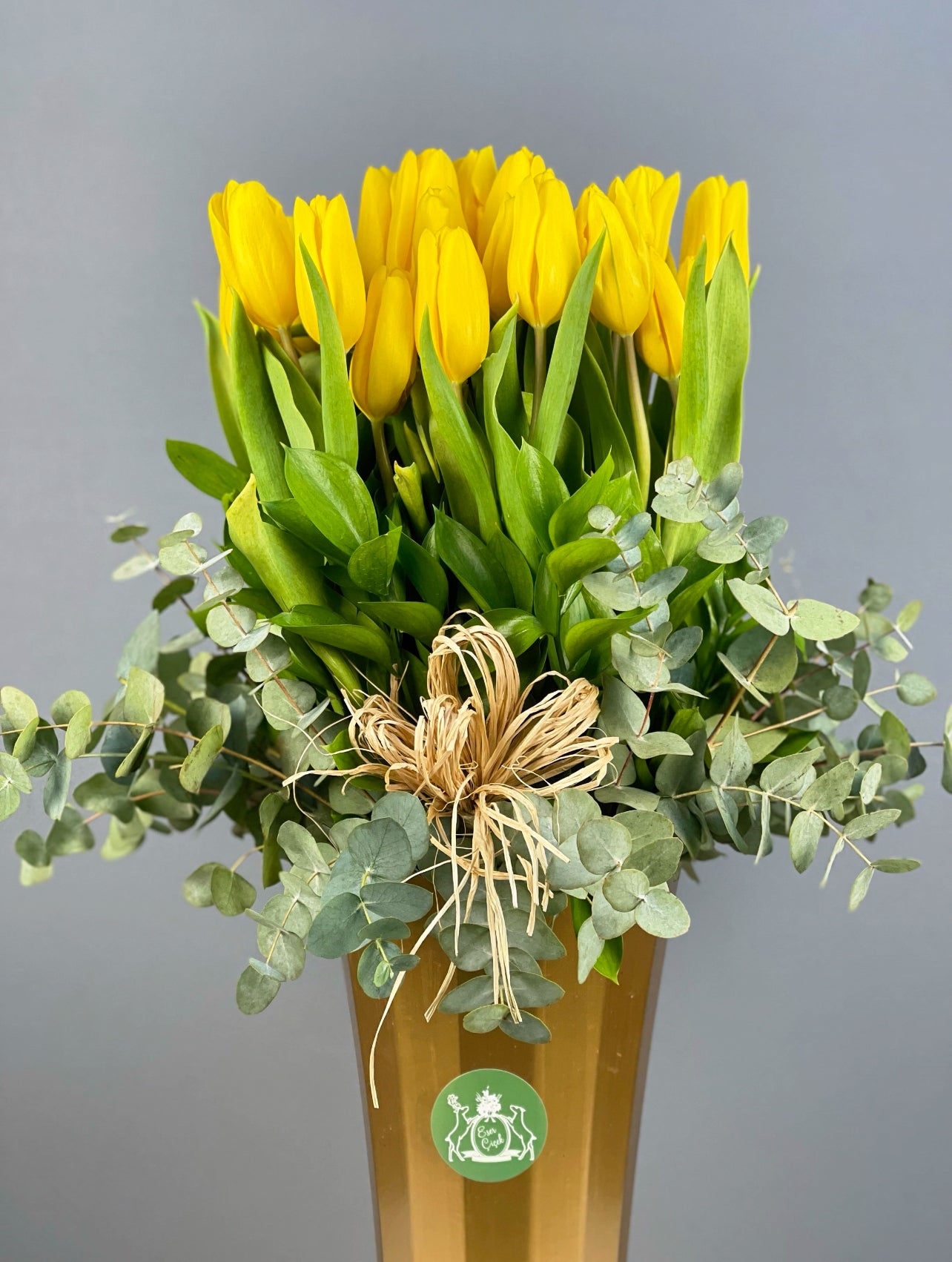 Modern iç mekan dekorasyonuna enerji katan Deluxe Golden Bloom Arrangement, canlı sarı lalelerle öne çıkıyor.