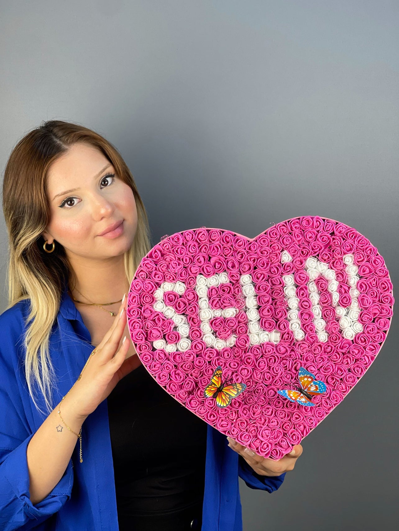 Romantik hediye fikirlerinden biri: pembe kutuda fuşya ve beyaz güllerle hazırlanmış isim tasarım kalp kutu