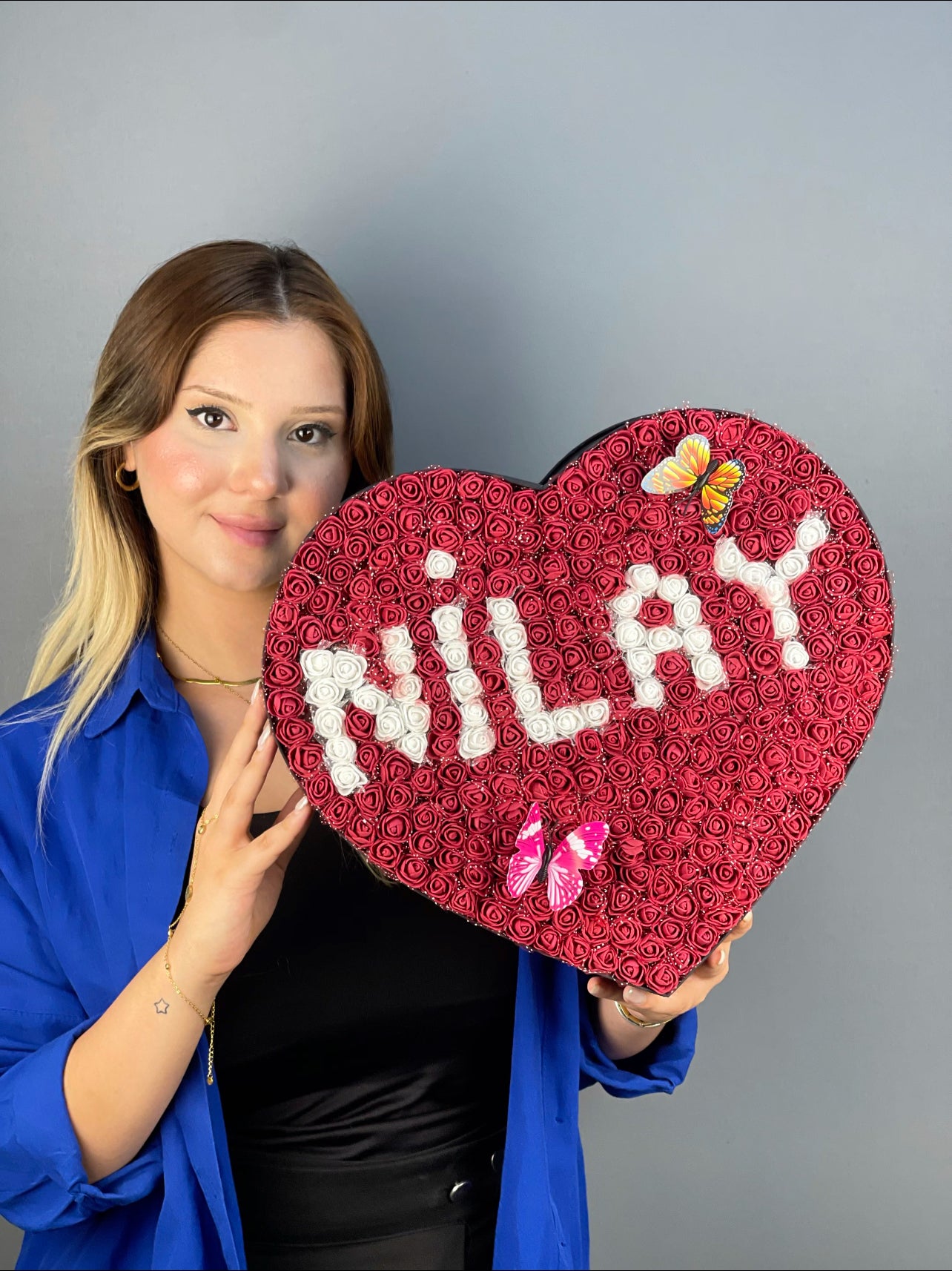 Romantik hediye fikirlerinden biri: siyah kutuda bordo ve beyaz güllerle hazırlanmış isim tasarım kalp kutu