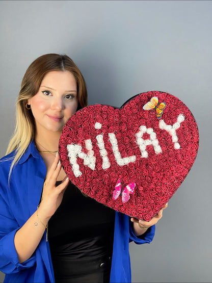 Romantik hediye fikirlerinden biri: siyah kutuda bordo ve beyaz güllerle hazırlanmış isim tasarım kalp kutu