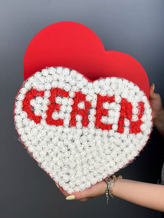 37 cm kırmızı kalp kutuda beyaz güller ve kırmızı isim tasarımın ön görünümü