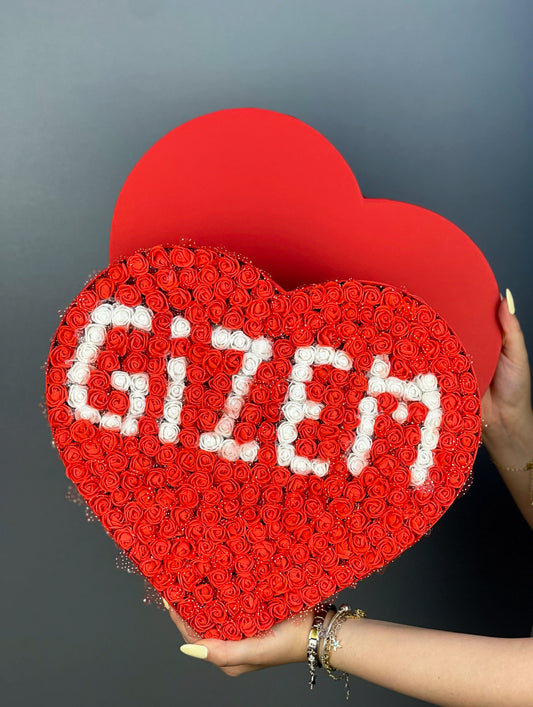 37 cm kırmızı kalp kutuda kırmızı güller ve beyaz isim tasarımının ön görünümü