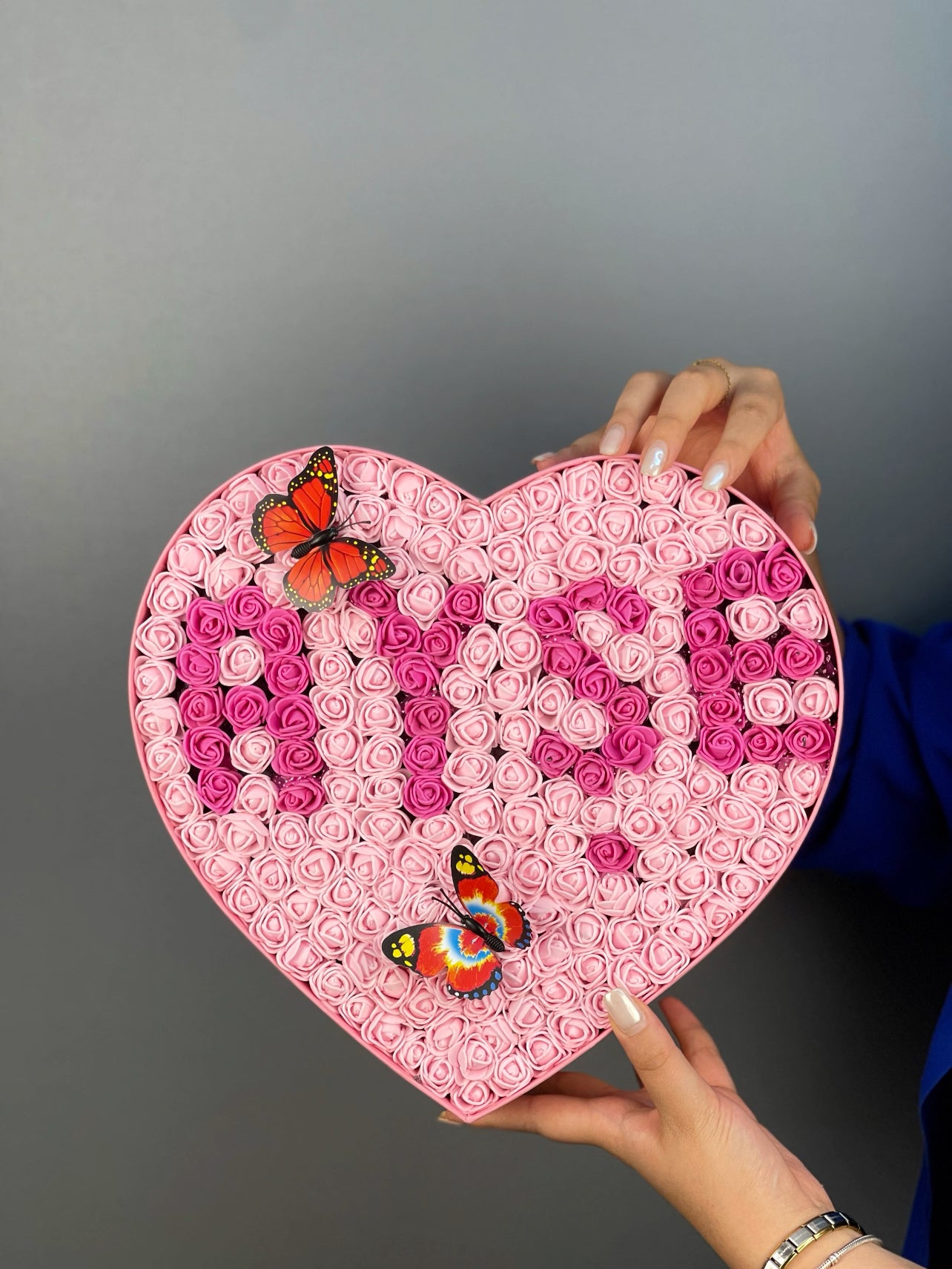 31 cm pembe kalp kutuda pembe güller üzerine fuşya isim tasarımının ön cephe görünümü