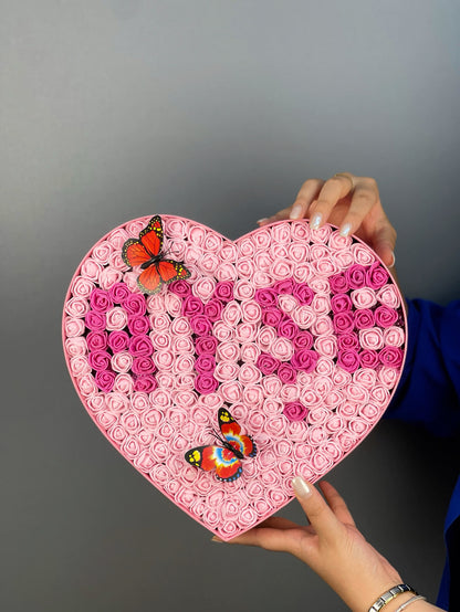 31 cm pembe kalp kutuda pembe güller üzerine fuşya isim tasarımının ön cephe görünümü