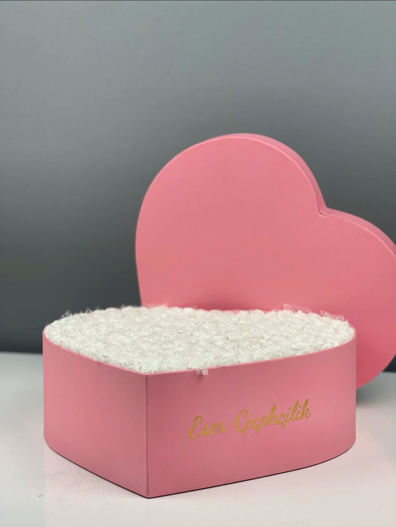 31 cm pembe kalp kutuda tek renk beyaz lateks kuru güllerin ön cephe görünümü
