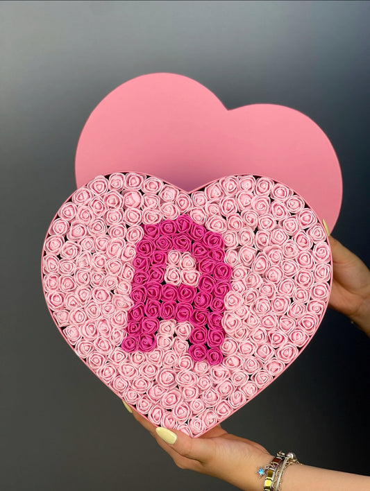 31 cm pembe kalp kutuda pembe güller ve fuşya harf tasarımın ön görünümü