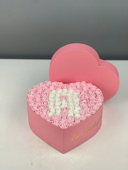 Kalp kutu içindeki tek renk pembe lateks güllerin yakın çekim detayı

