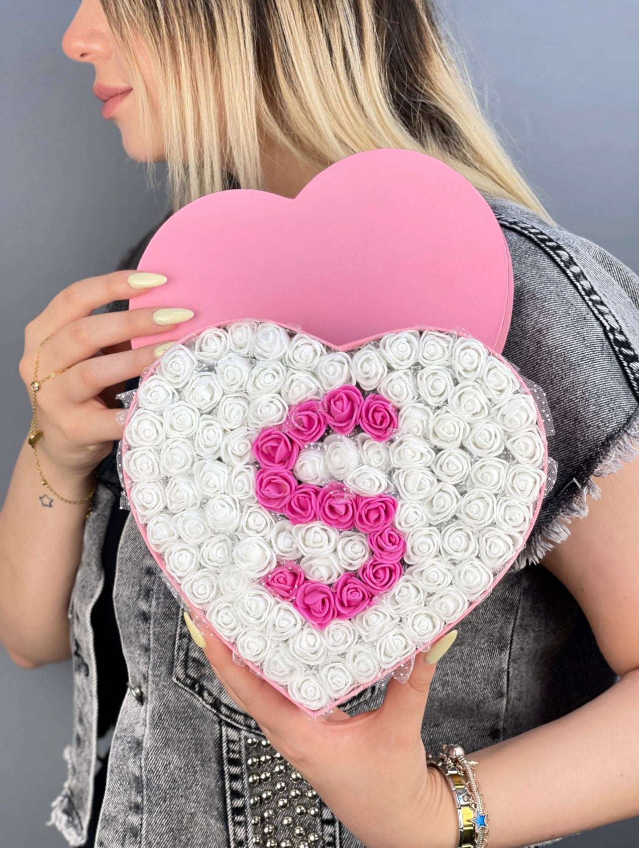 20 cm pembe kalp kutuda beyaz güller ve fuşya harf tasarımın ön cephe görünümü