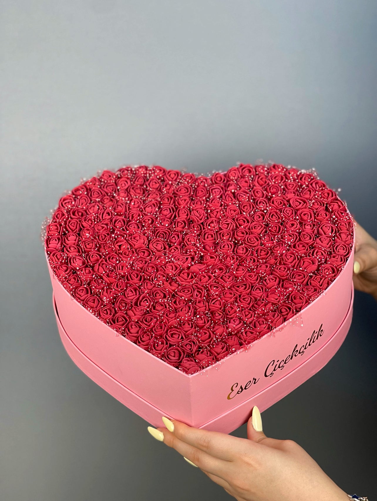 31 cm pembe kalp kutuda tek renk bordo lateks güllerin ön cephe görünümü