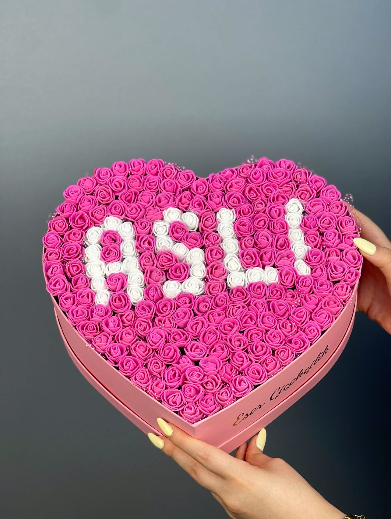 31 cm pembe kalp kutuda fuşya güller ve beyaz güllerle isim tasarımının ön görünümü