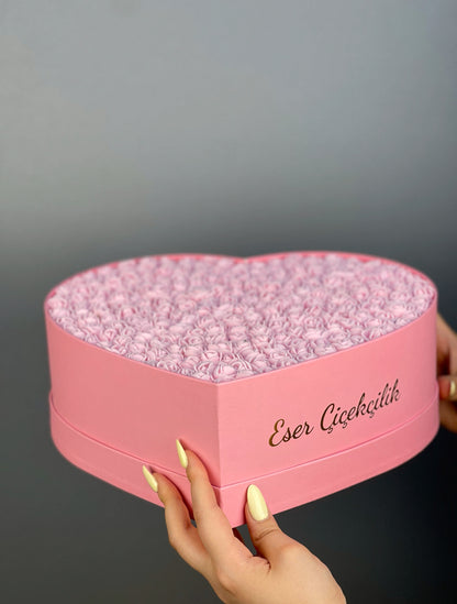31 cm pembe kutuda düzenlenmiş pembe lateks güllerin ön cephe görünümü