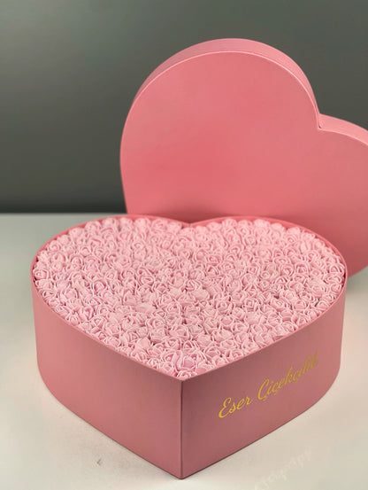 Kalp kutunun iç görünümünde pembe lateks güllerin homojen yerleşimi