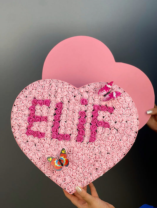 Üstten bakışta 37 cm pembe kalp kutuda pembe ve fuşya güllerle yapılmış isim tasarım düzeni