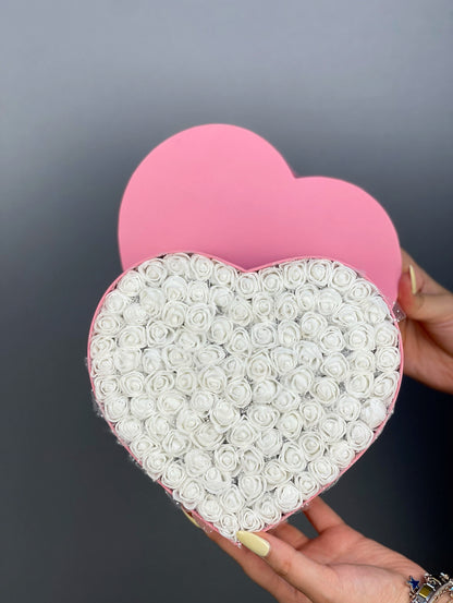 20 cm pembe kalp kutuda tek renk beyaz lateks kuru güllerin ön cephe görünümü