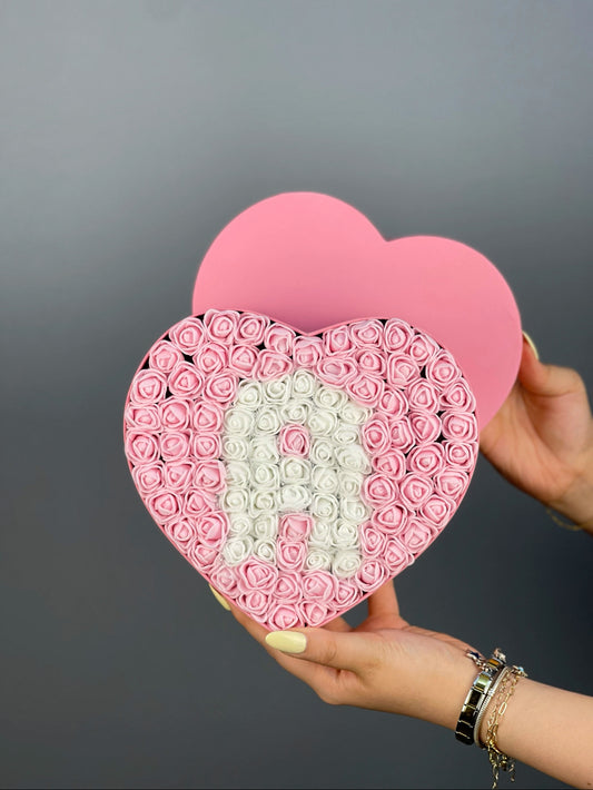 20 cm pembe kalp kutuda pembe güller üzerine beyaz harf tasarımın ön cephe görünümü
