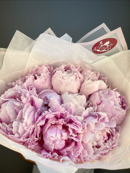 Yakın çekim: Pembe şakayık yapraklarının katmanlı detayı ve yumuşak dokusu.
