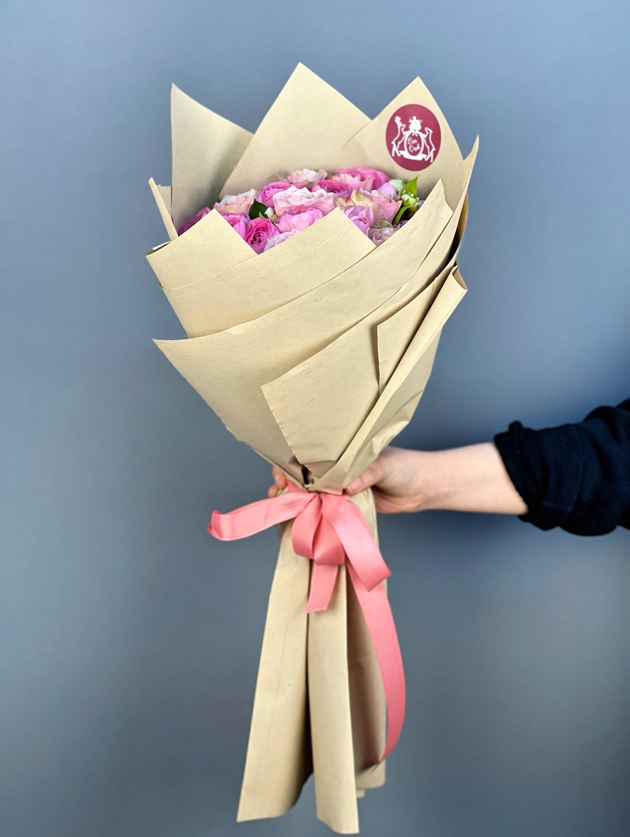 Zarif pembe güller ve erengüllerle düzenlenen Rosy Rhapsody Pink Bouquet'un genel görünümü.