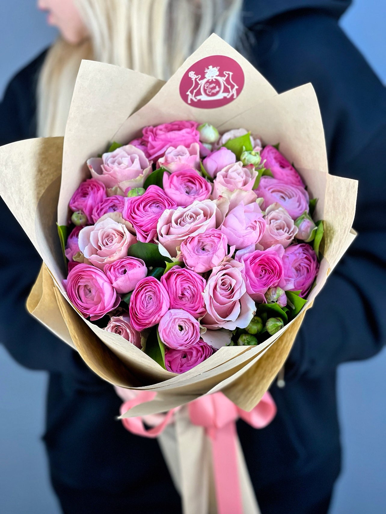 10 adet ithal pembe gül ve 10 dal pembe erengül ile oluşturulan Rosy Rhapsody Pink Bouquet'un detay görüntüsü.