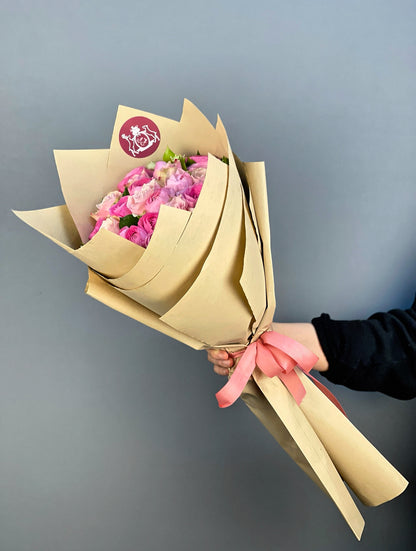 Modern iç mekan dekorasyonuna uyum sağlayan Rosy Rhapsody Pink Bouquet, taze pembe çiçeklerle öne çıkıyor.