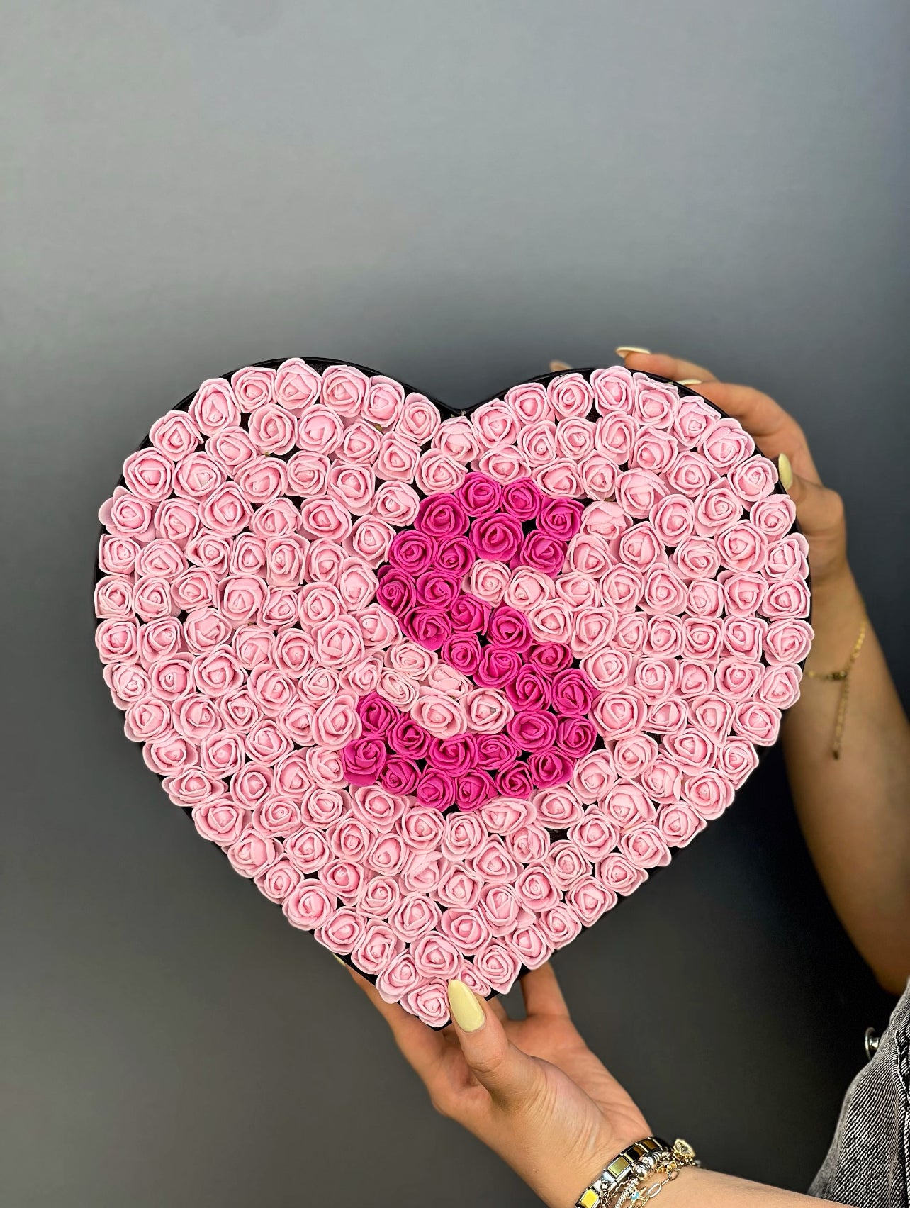 31 cm siyah kutuda pembe güller ve fuşya harf tasarımın ön cephesi