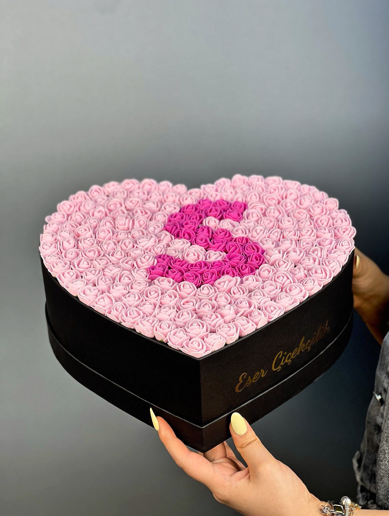 Classic boy siyah kutunun yandan görünümünde pembe güller ve fuşya harf detayı