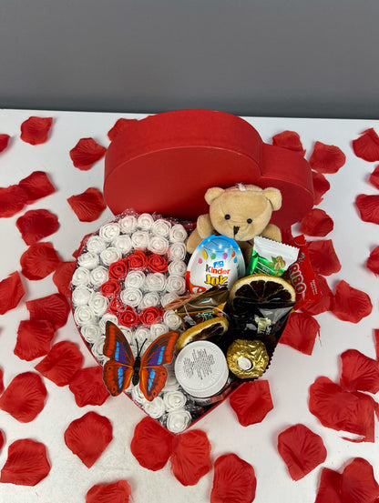 20×8 cm kırmızı kutuda beyaz güller üzerine kırmızı harf tasarım ve yan bölümde çikolata ile peluş oyuncak düzeni