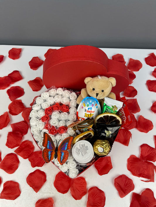 20×8 cm kırmızı kutuda beyaz güller üzerine kırmızı harf tasarım ve yan bölümde çikolata ile peluş oyuncak düzeni