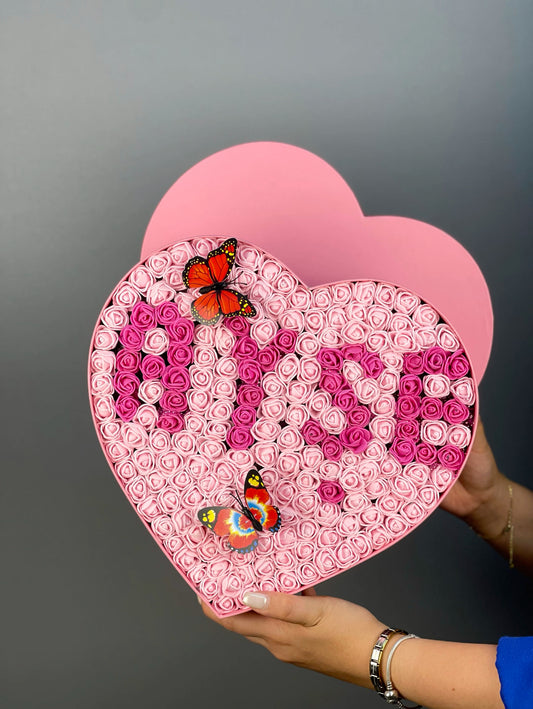 Üstten bakışta 31 cm pembe kalp kutuda pembe ve fuşya güllerle oluşturulmuş isim tasarım düzeni