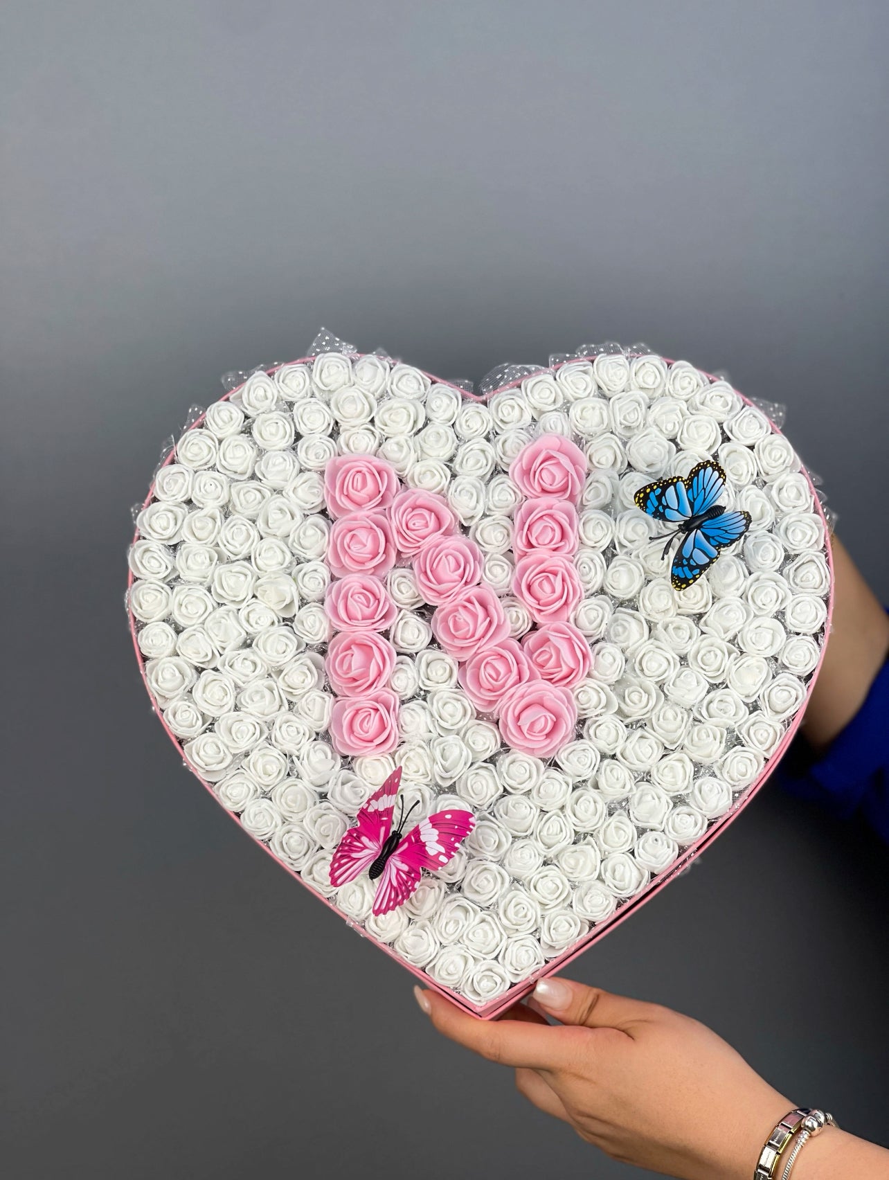 Üstten bakışta 31 cm pembe kalp kutuda küçük beyaz ve büyük pembe güllerle yapılmış RoseMix harf tasarım düzeni